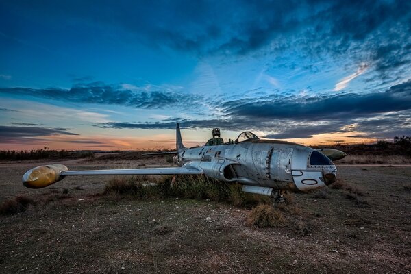 Verunglücktes Flugzeug auf felsigem Feld