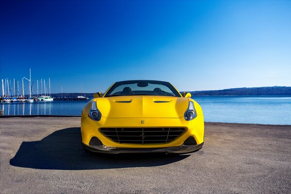 Ferrari jaune 2015 sur phonemore et yachts