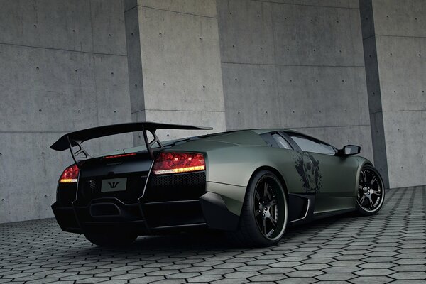 Ein grauer, stilvoller Lamborghini mit gelungener Abstimmung 