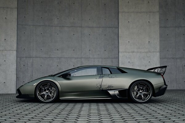 Une Lamborghini grise et ultra-rapide se confond avec un fond gris 