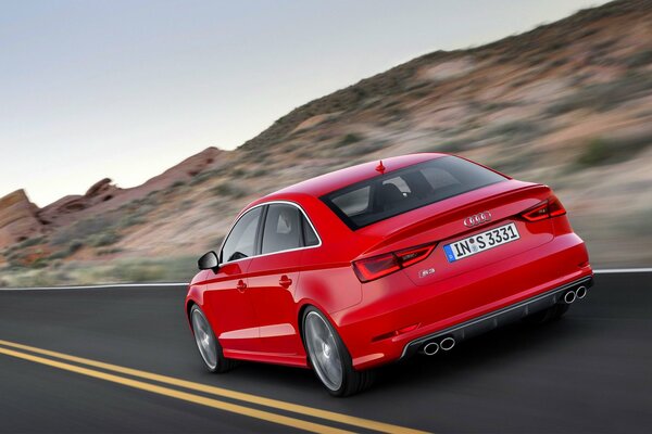 Hermoso coche rojo Audi S3 sedán