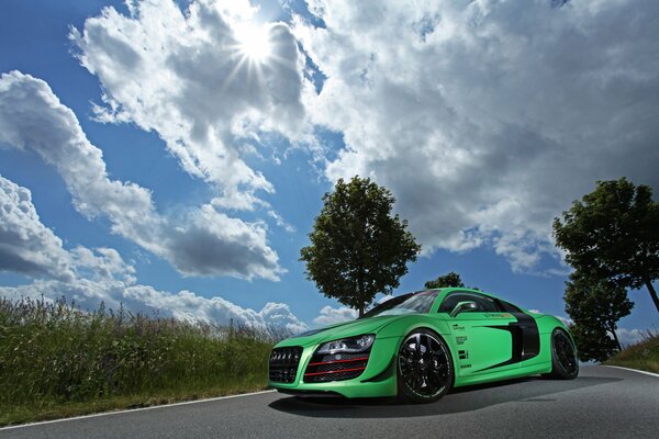 Voiture verte Audi sur fond de ciel