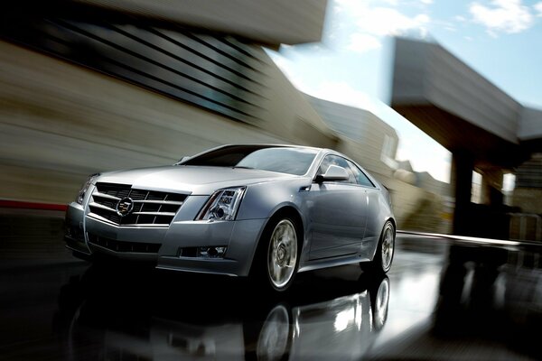 Un Cadillac deportivo en la carretera de la ciudad