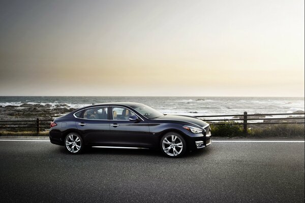 Schwarzes Auto Infinity q701 vor dem Hintergrund der Küste