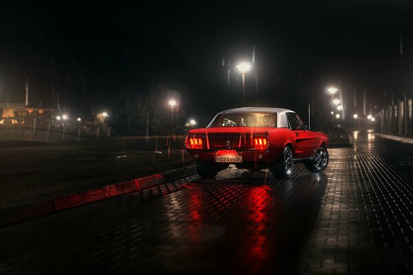 Ford Mustang rouge sur le quai de la rivière