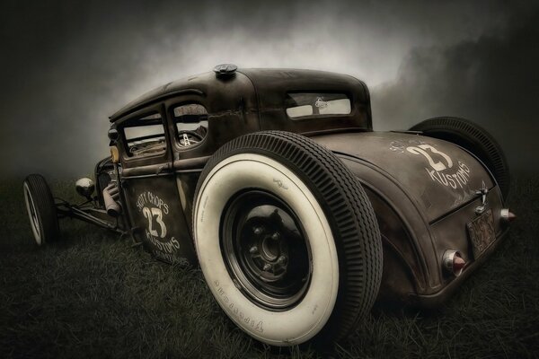 Voiture Vintage dans un parc sombre