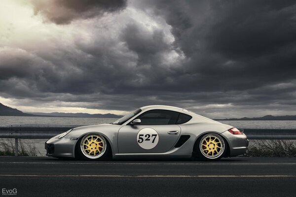 Porsche-Metallic im Hintergrund der Strecke und Gewitterwolken 