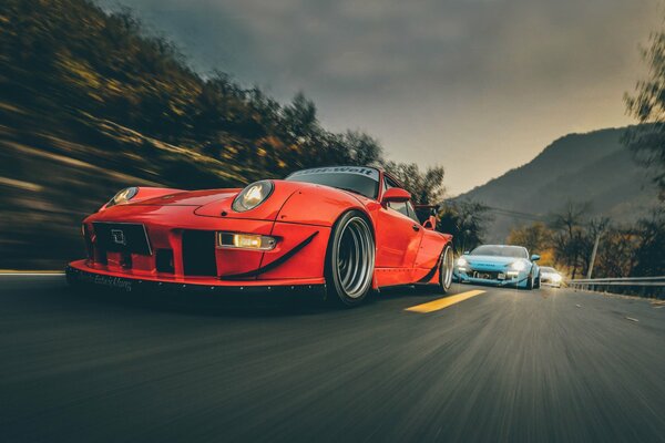 El hermoso auto Porsche corre a toda velocidad