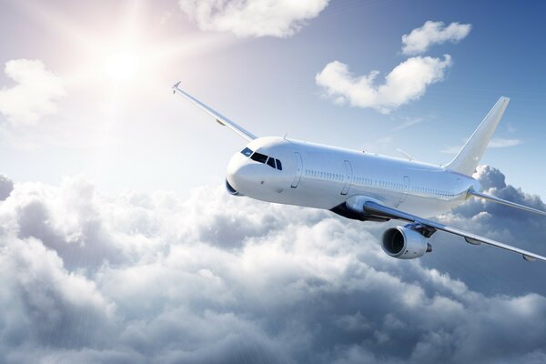 Avión de pasajeros de primer plano sobre las nubes