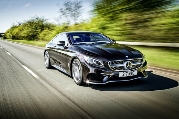 El Mercedes-benz s 500 viaja por carretera rural