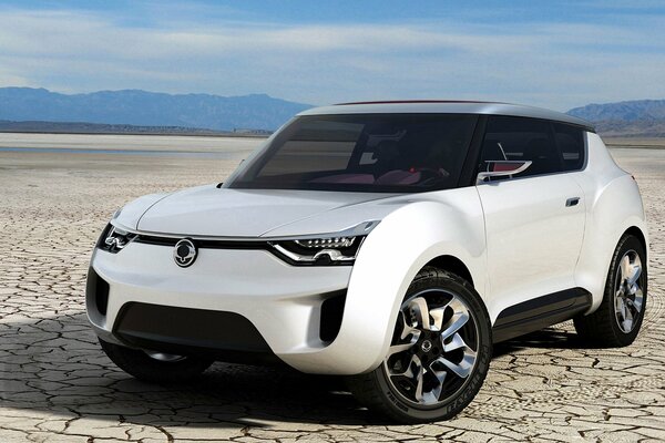 Белый кроссовер concept car sang yong на фоне неба