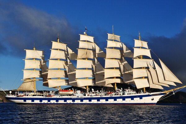 Парусник royal clipper на флне неба и берега