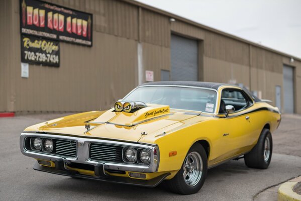 Muscle jaune car rétro machine