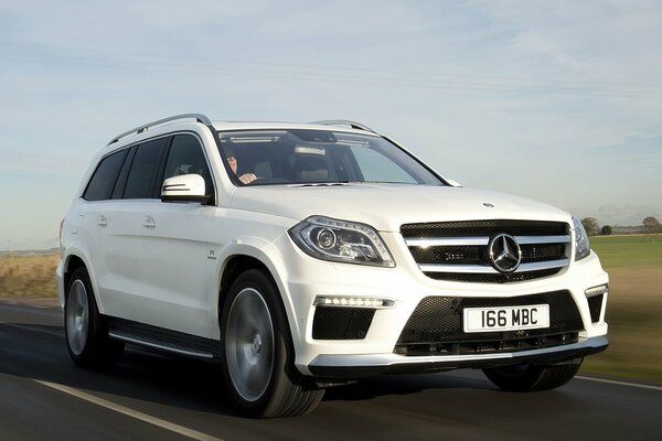 El coche de Mercedes corre por la carretera