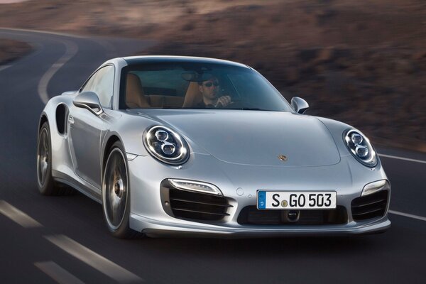 Automobile di Porsche Turbo 911 sulla strada