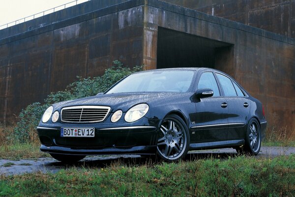 Mercedes-benz en el fondo de garajes y hierba