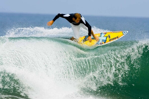 Surfista extremo en la cresta de la ola