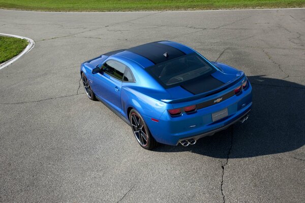 Chevrolet Camaro ist blau auf Asphalt Hintergrund