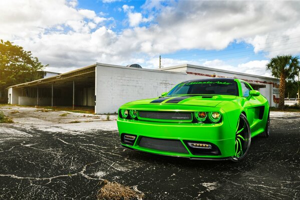 Tuning verde coche extranjero cerca del garaje