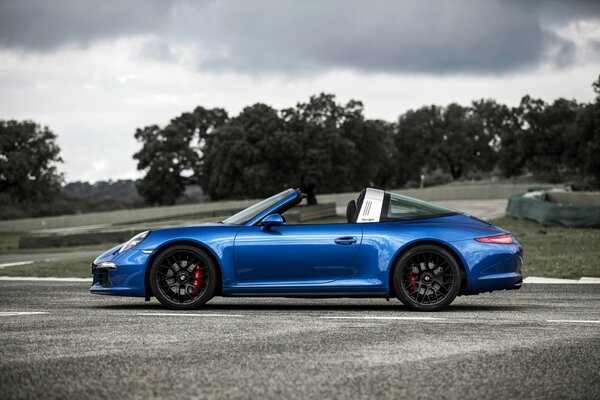 Blauer Porsche auf grauem Wetterhintergrund