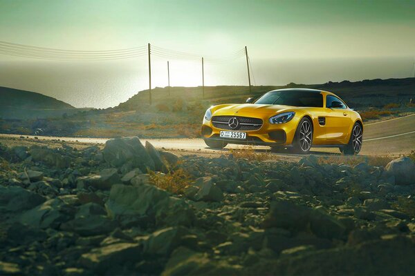 Hermoso Mercedes Benz amg amarillo en la pista de campo