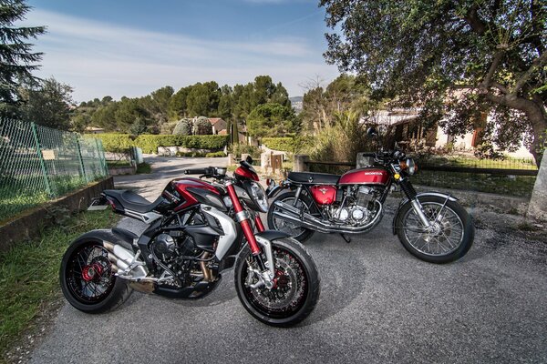 Moto sportive Honda sull asfalto