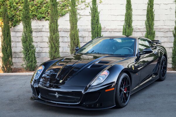 TUI con la escalera. Ferrari negro 599 GTB fiorano