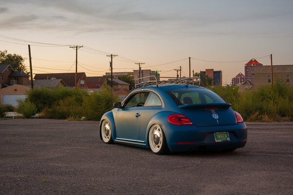 Coche volkswagen de color azul oscuro