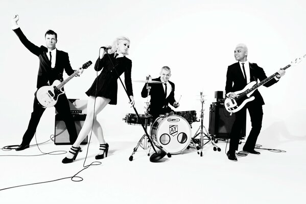Image en noir et blanc d un groupe avec des instruments de musique