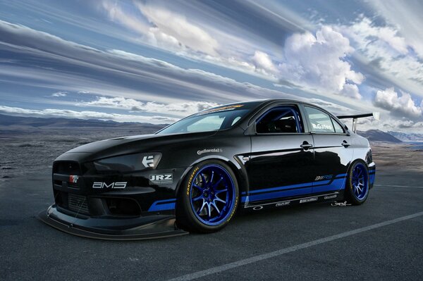 Mitsubishi evolution x se dresse sur fond de ciel balayant