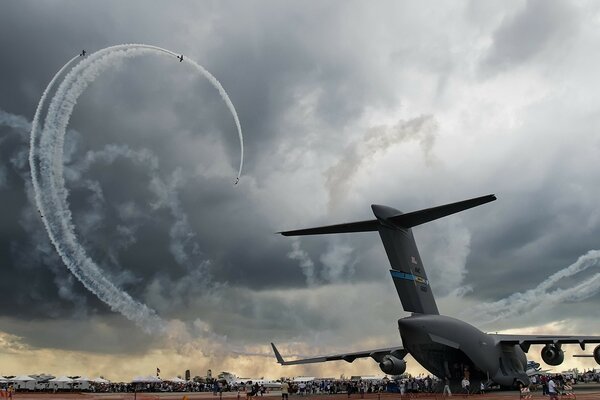 Aviones en espiral contra una nube oscura