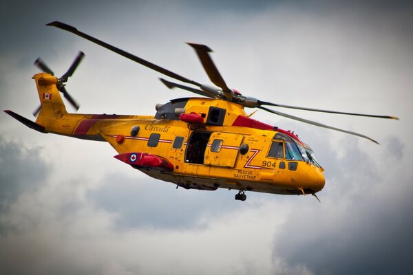 Helicóptero de rescate amarillo en Canadá