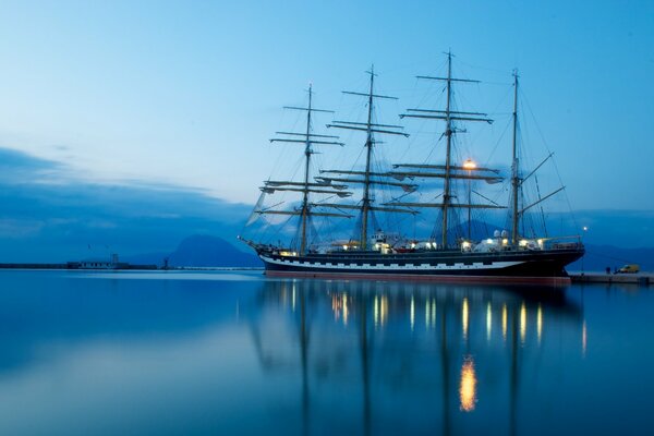 Ein schönes Schiff wird auf einem schönen blauen Hintergrund gezeigt