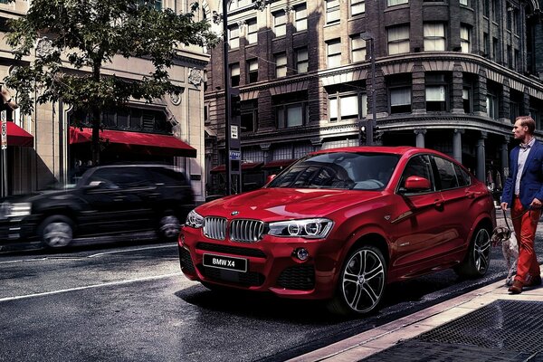 Un BMW rojo con un hombre en la metrópoli