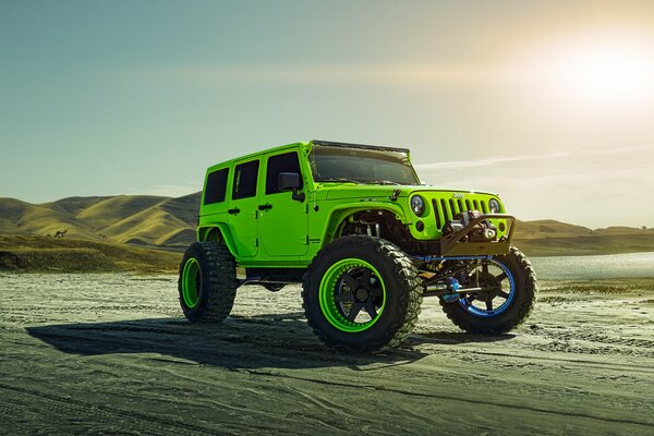 Jeep con ruedas grandes en el desierto