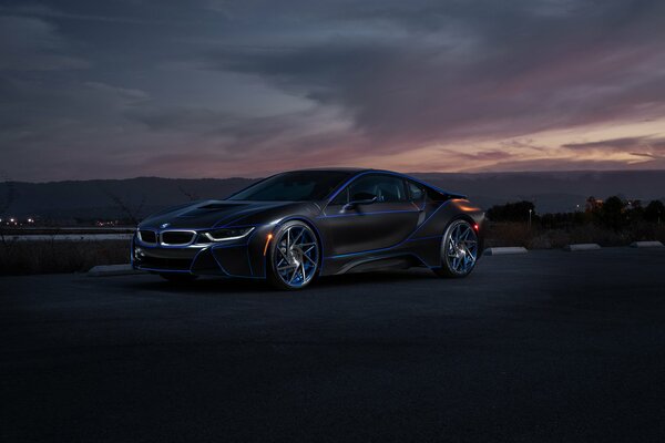 Coche deportivo BMW al atardecer