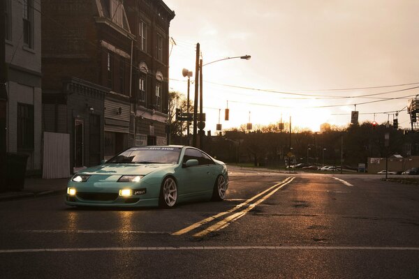 Nissan color menta en la carretera en la ciudad