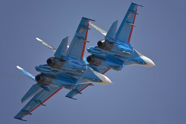 A pair of su-27 fighters fly in the sky