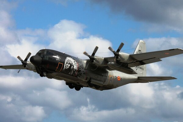 Militär-Transportflugzeug c- 130 in der Höhe