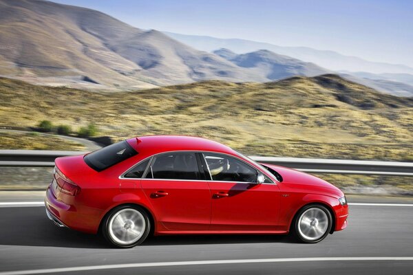 Audi rojo en la pista en el tráfico