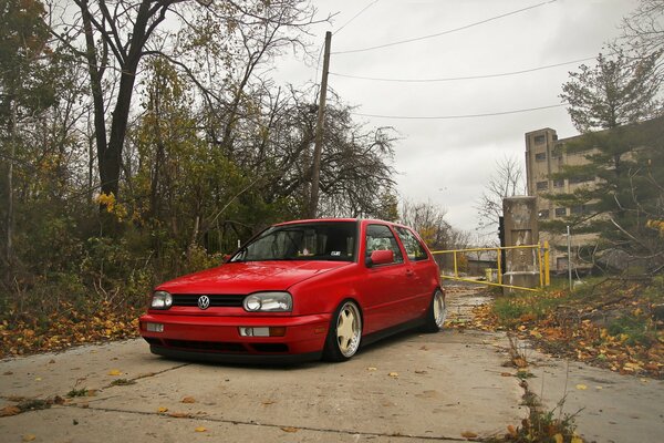 Красный фольксваген гольф mk3 на дороге