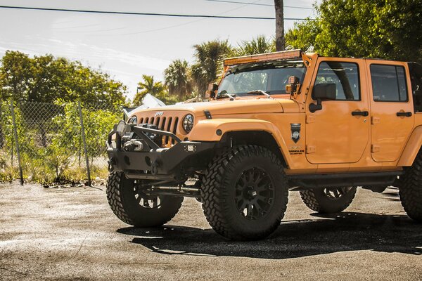 Orange SUV mit verstärkter Federung