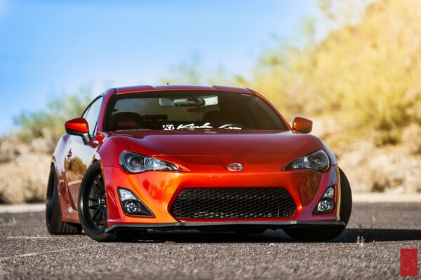 Voiture étrangère rouge pour fond cool