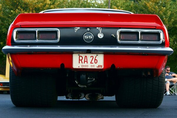 Voiture rouge Chevrolet Camaro