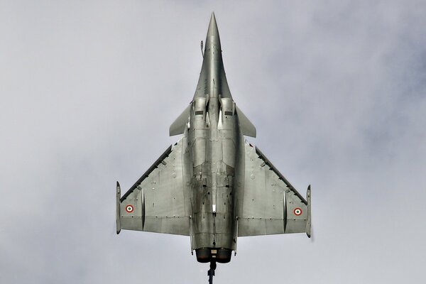 Volo verticale di un aereo militare