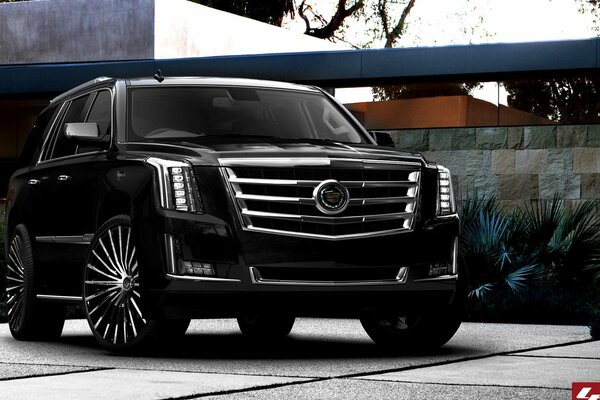 Stilvoll getunter schwarzer Cadillac Escalade