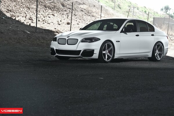 Blanco BMW serie 5 Vossen en el fondo de la pendiente