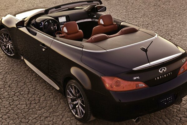 Hermoso coche convertible Infiniti