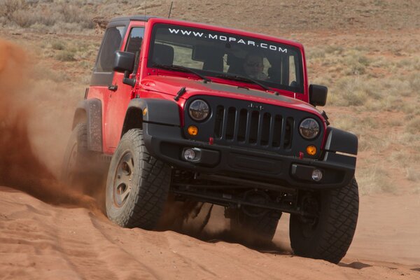 Jeep rojo cruza el desierto