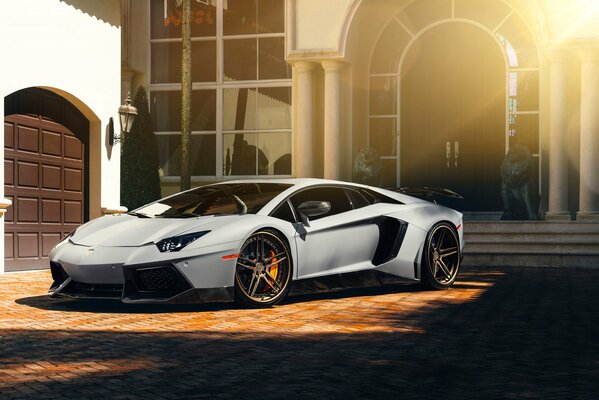 Schöner weißer Lamborghini-Supersportwagen